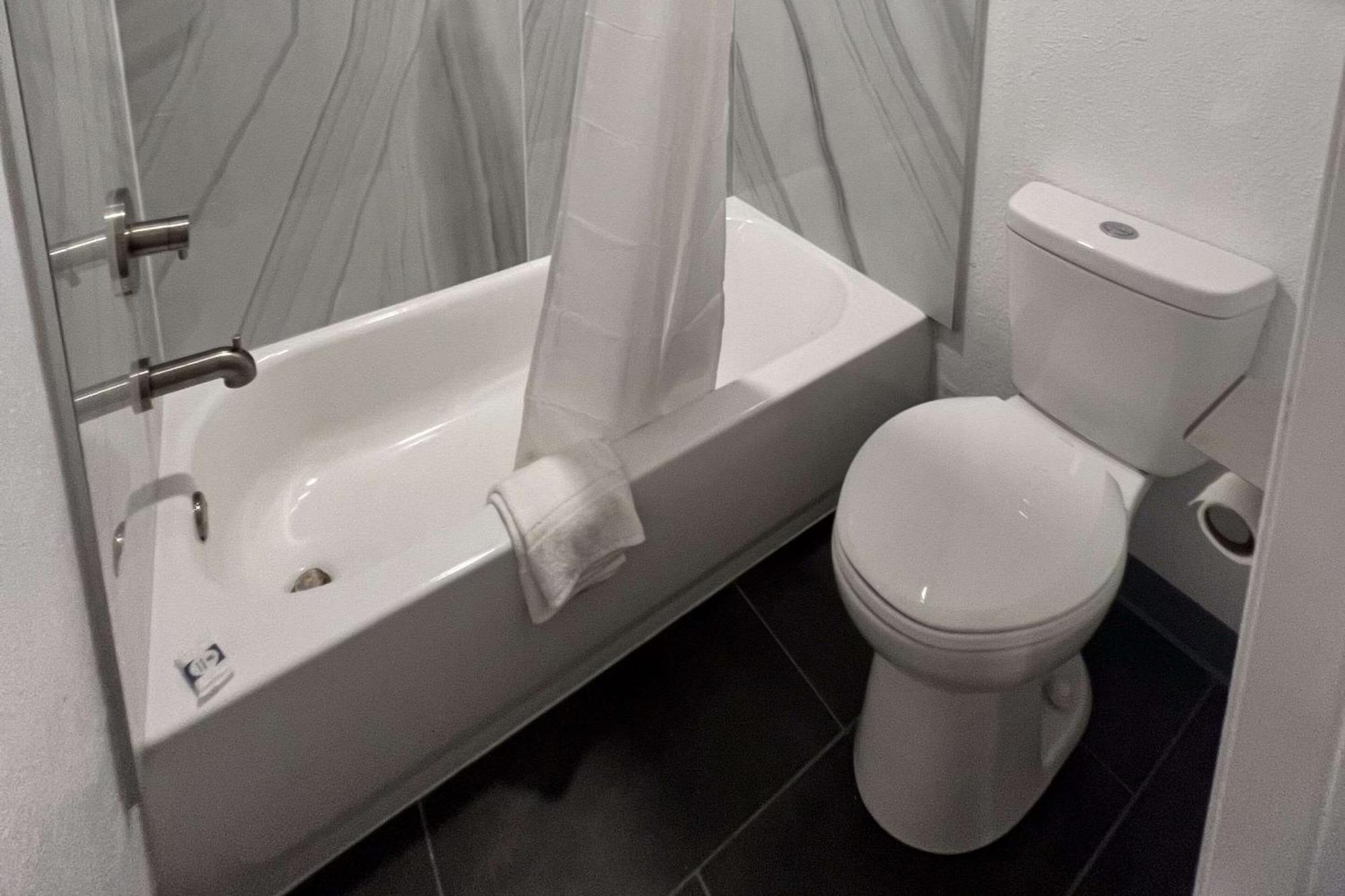 Rodeway Inn Mineola Екстериор снимка